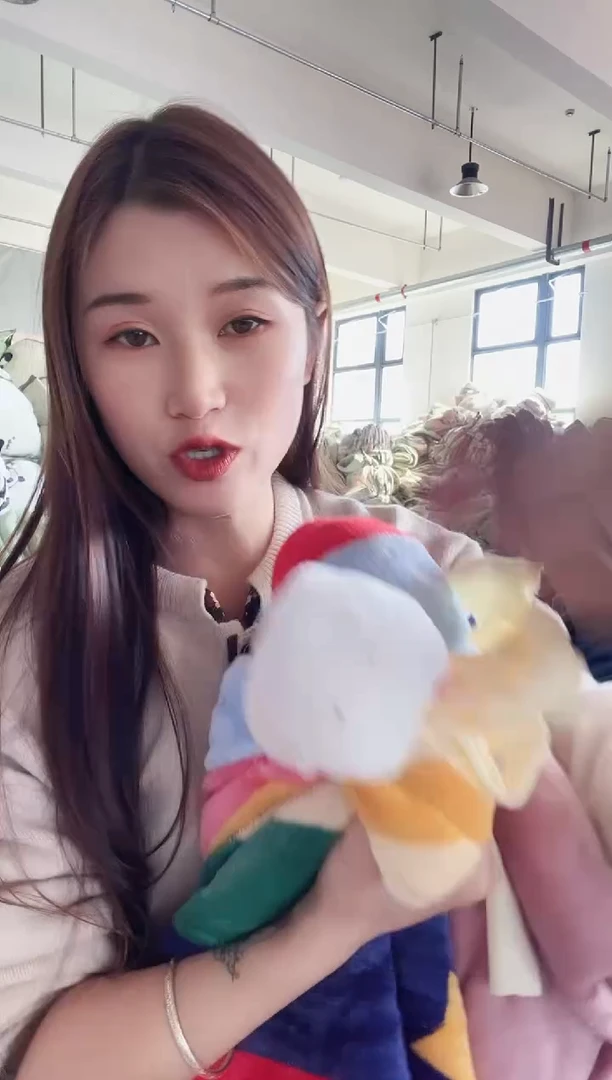 牛奶绒彩虹被子  2.0*2.3米  瑕疵