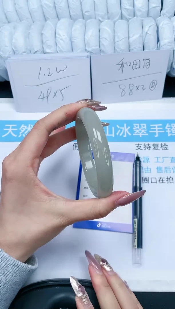 【闪购商品】石英质玉手镯未镶嵌240-54.5