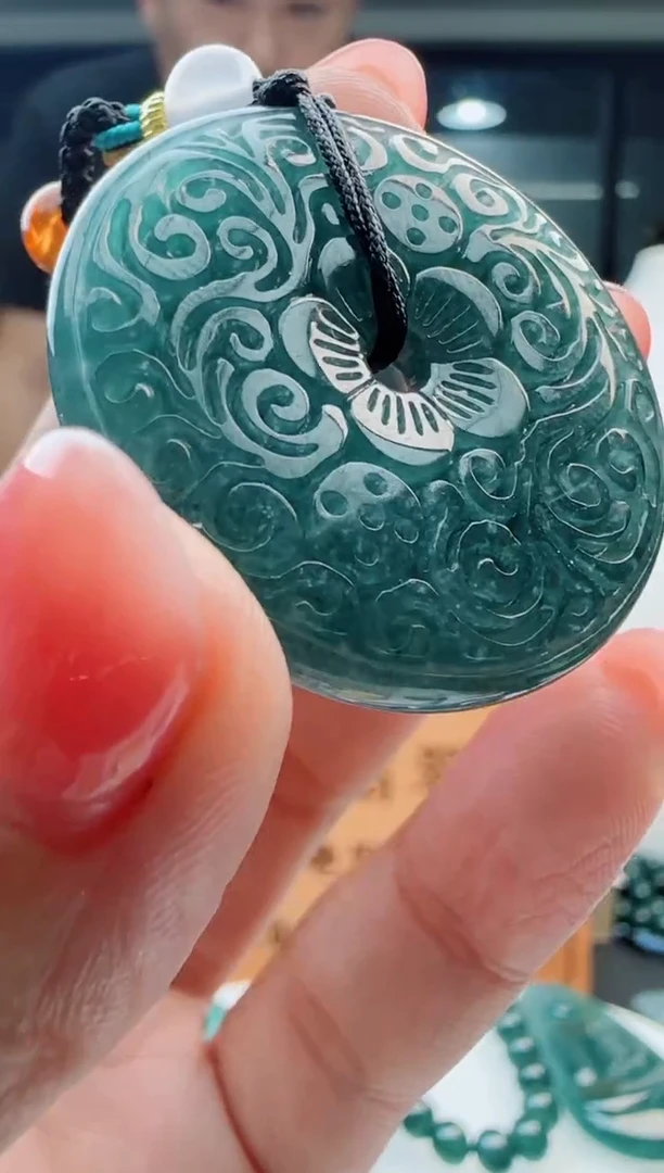 翡翠未镶嵌颈饰多样性发货其中一件