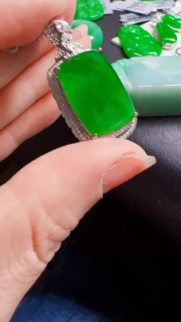 颈饰18K金镶嵌翡翠无事牌