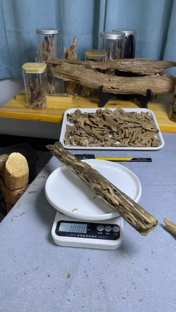 沉香沉香碎屑蓝宝石品种102克