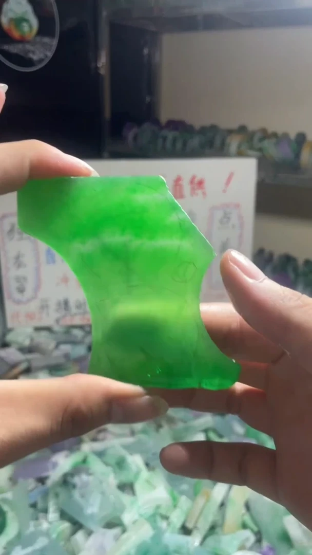 玉不规则花色边角毛料