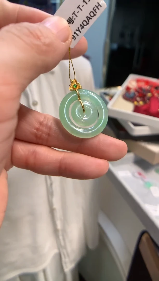 颈饰18K金镶嵌翡翠子母扣