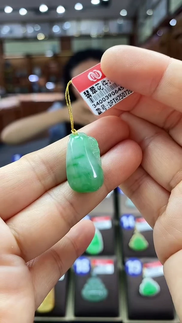 翡翠未镶嵌颈饰花件