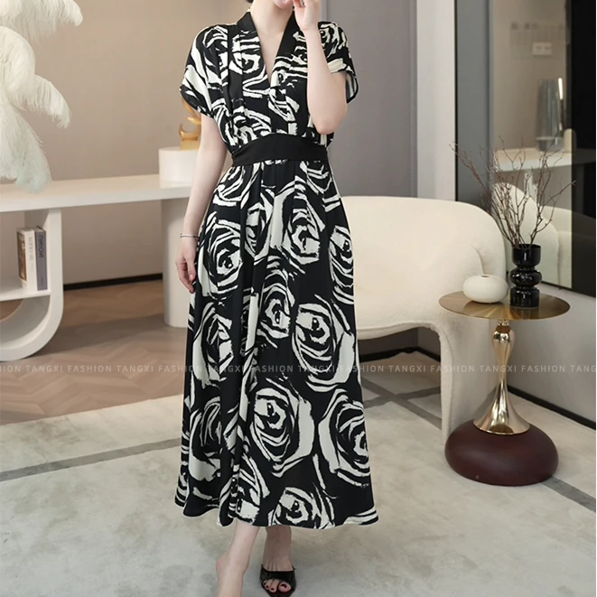 唐熹现货2025夏季新款【5209】轻奢气质小众收腰黑色V领连衣裙子女