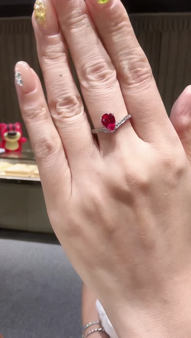 铂Pt950镶嵌戒指钻石皇冠红色