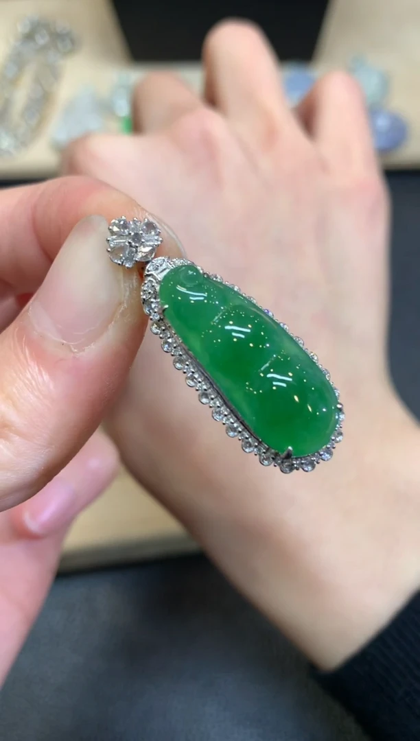 【闪购商品】翡翠颈饰18K金镶嵌福豆【无服务费】