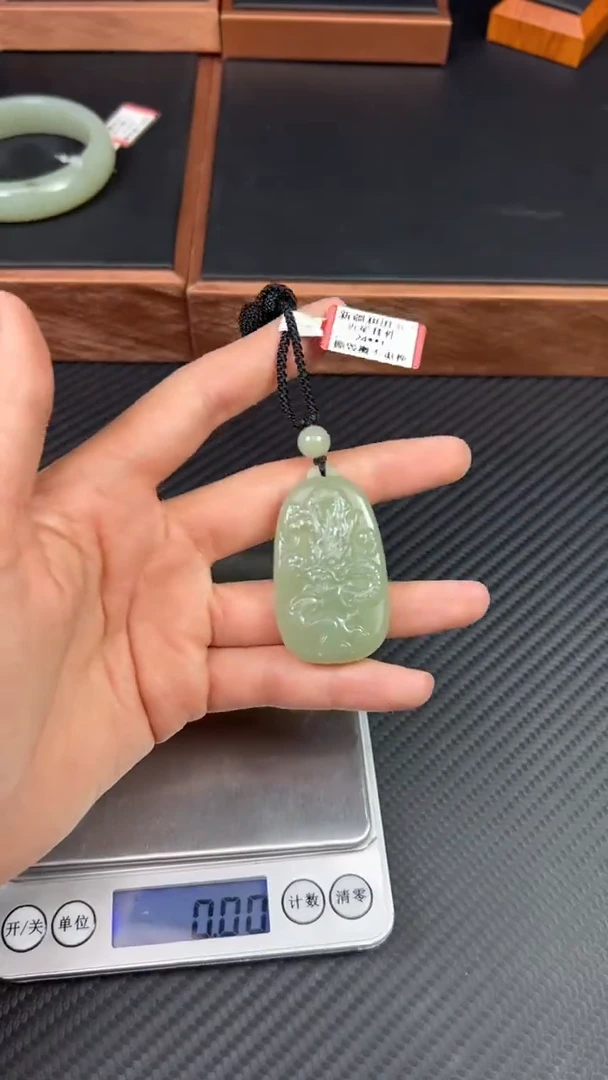 【闪购商品】和田玉吊坠(赠链)未镶嵌且末微色差近矿 M