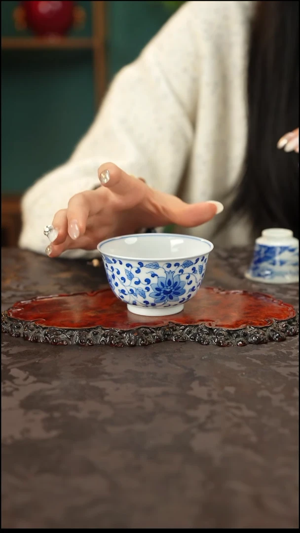 青花手绘缠枝莲}主人杯