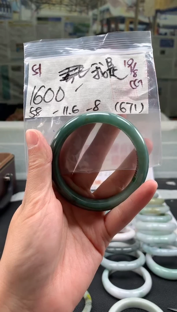 翡翠手镯未镶嵌我****?翡翠手镯 下单联系小耳机#51