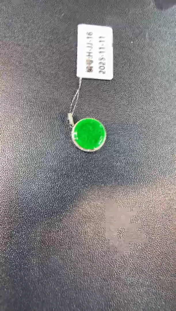 颈饰18K金镶嵌翡翠无事牌