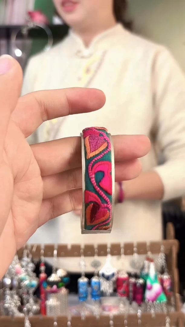 彩云南阁非遗老绣苗银饰品340