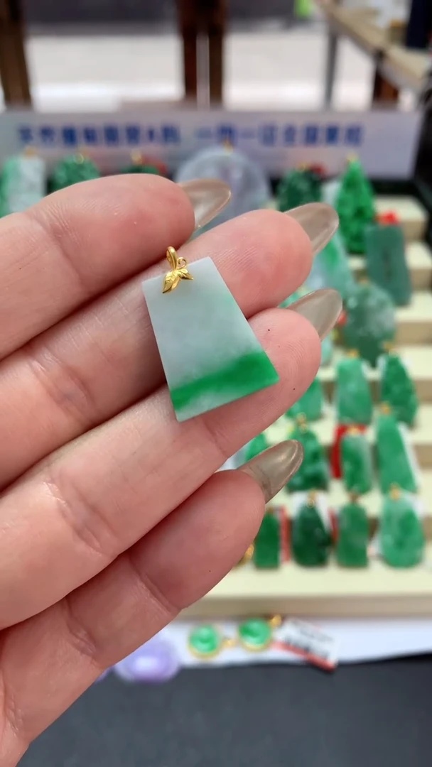 【闪购商品】翡翠吊坠(不含链)18K金镶嵌挂件