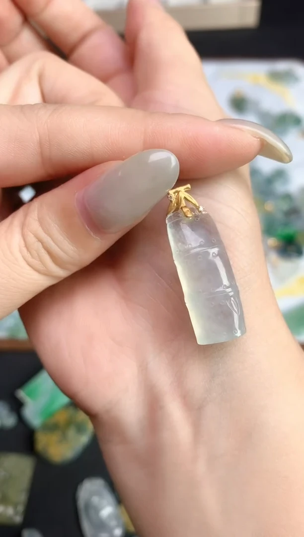 颈饰18K金镶嵌翡翠2025110405