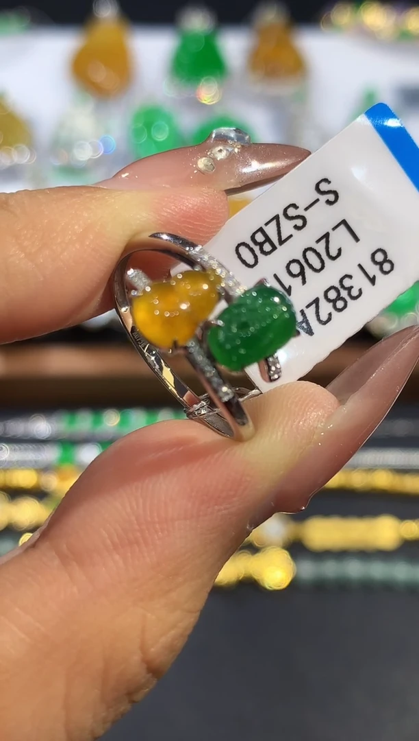 18K金镶嵌戒指翡翠多样性发其一