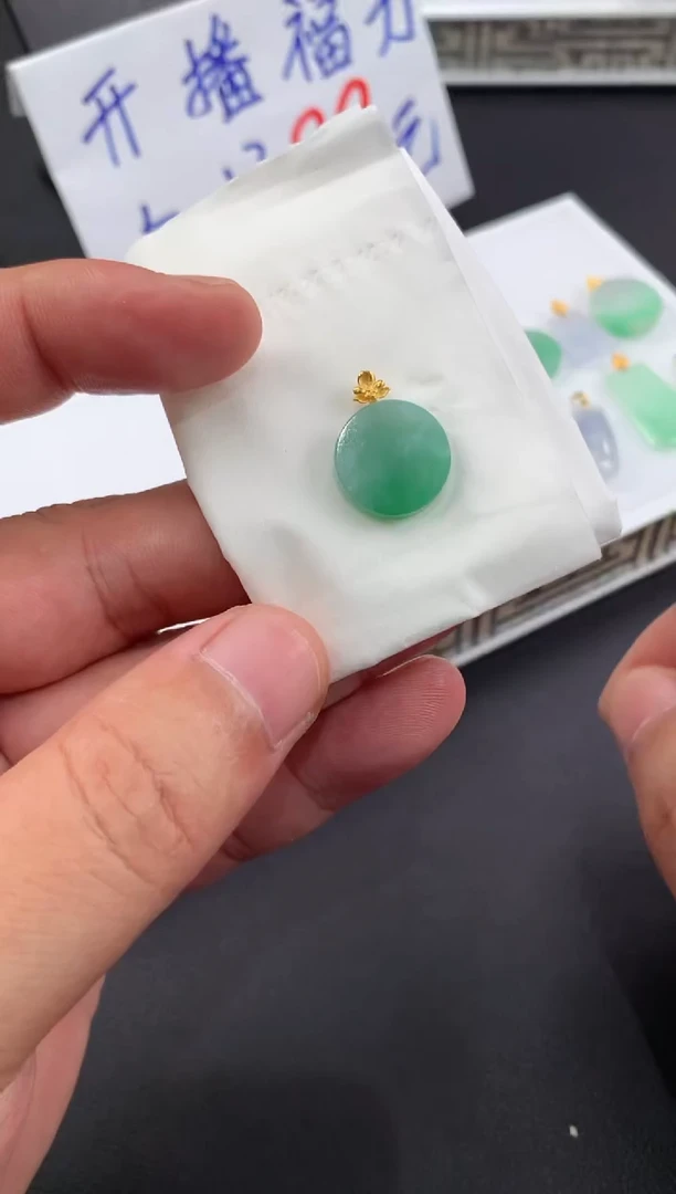 颈饰18K金镶嵌翡翠小*子翡翠