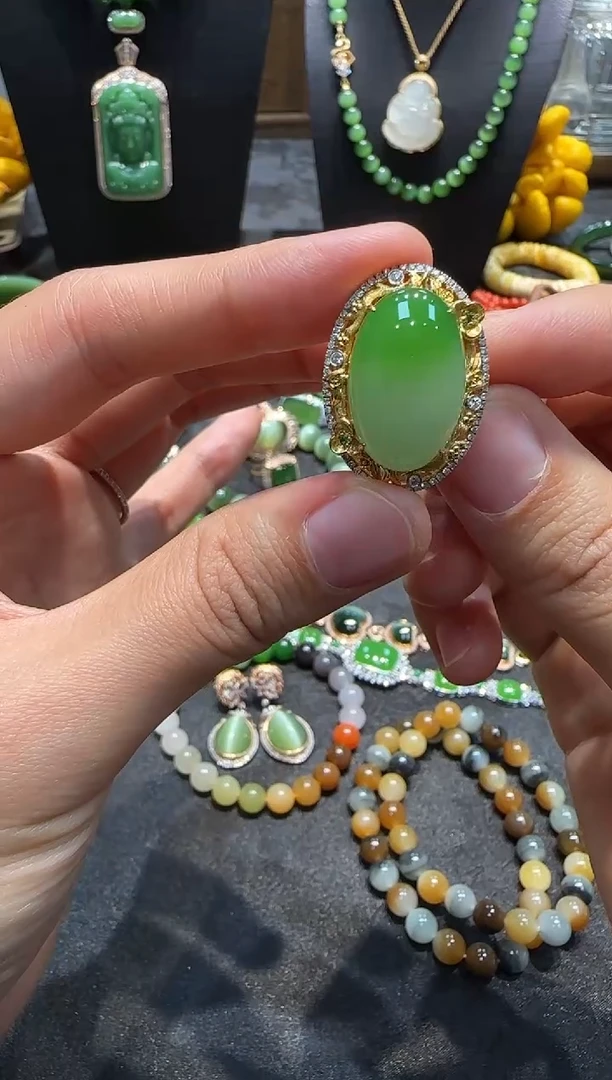 18K金镶嵌戒指和田玉1