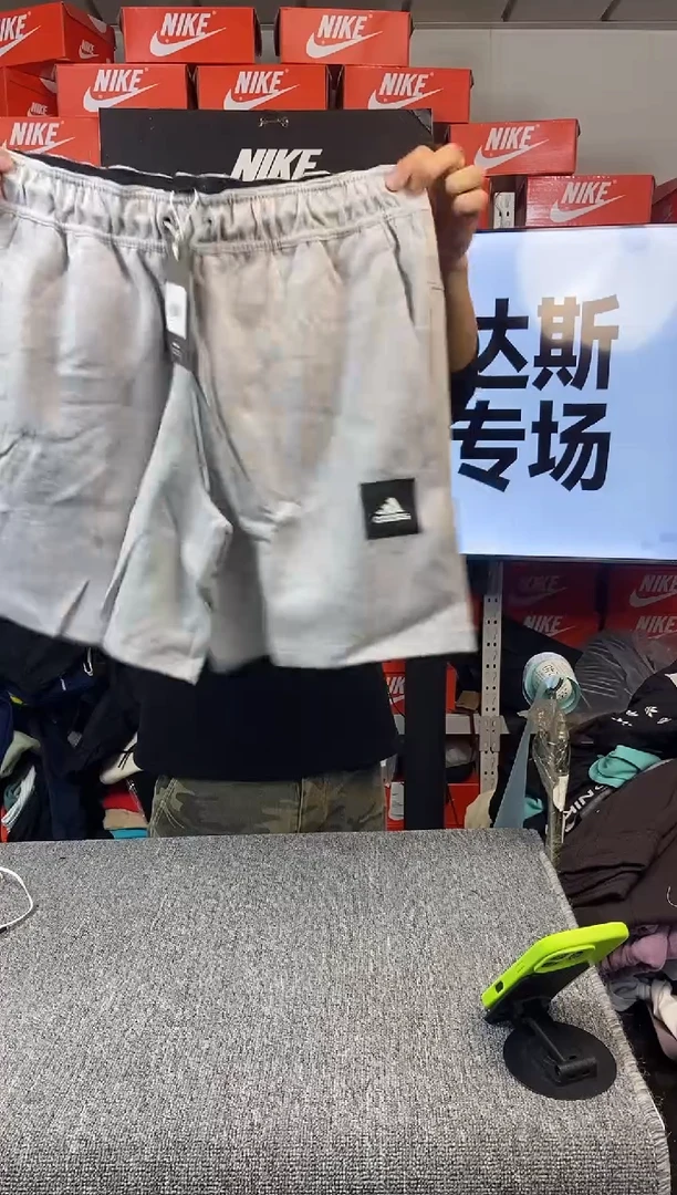 235编码 阿迪达斯 全新无暇 尺码175 直播间过款为准