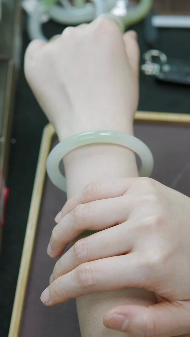 未镶嵌手镯和田玉56圈口一级白白底翠