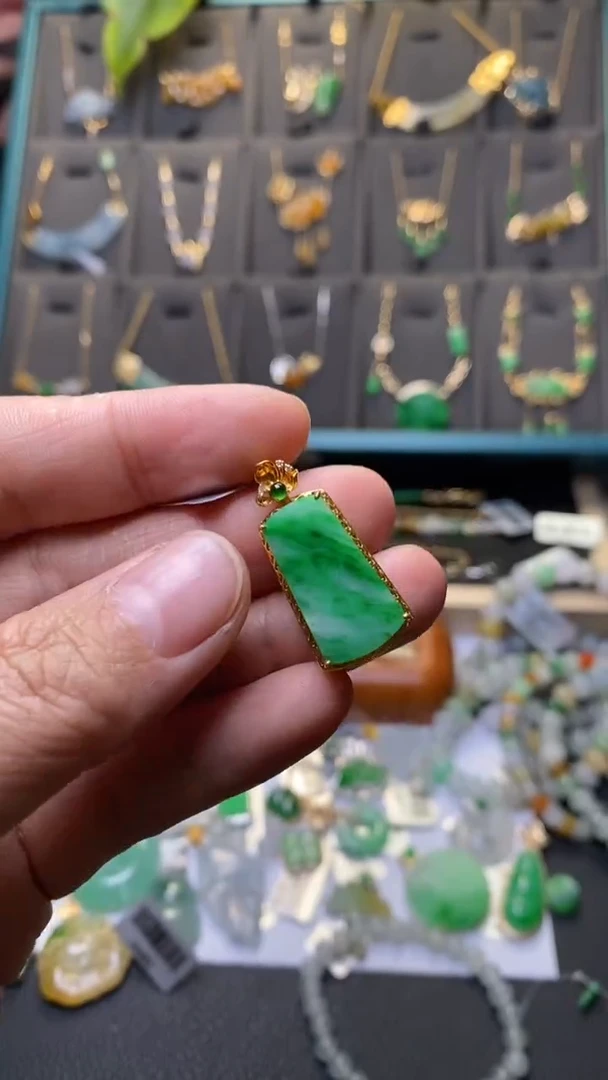 颈饰18K金镶嵌翡翠38170