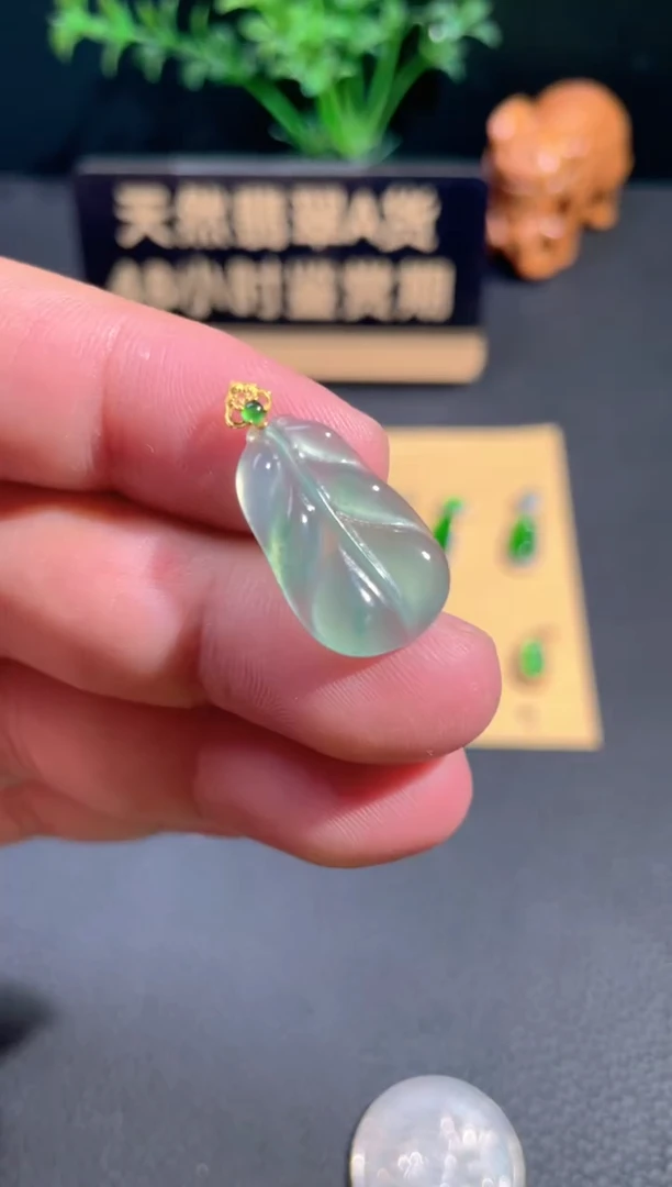 颈饰18K金镶嵌翡翠翡翠