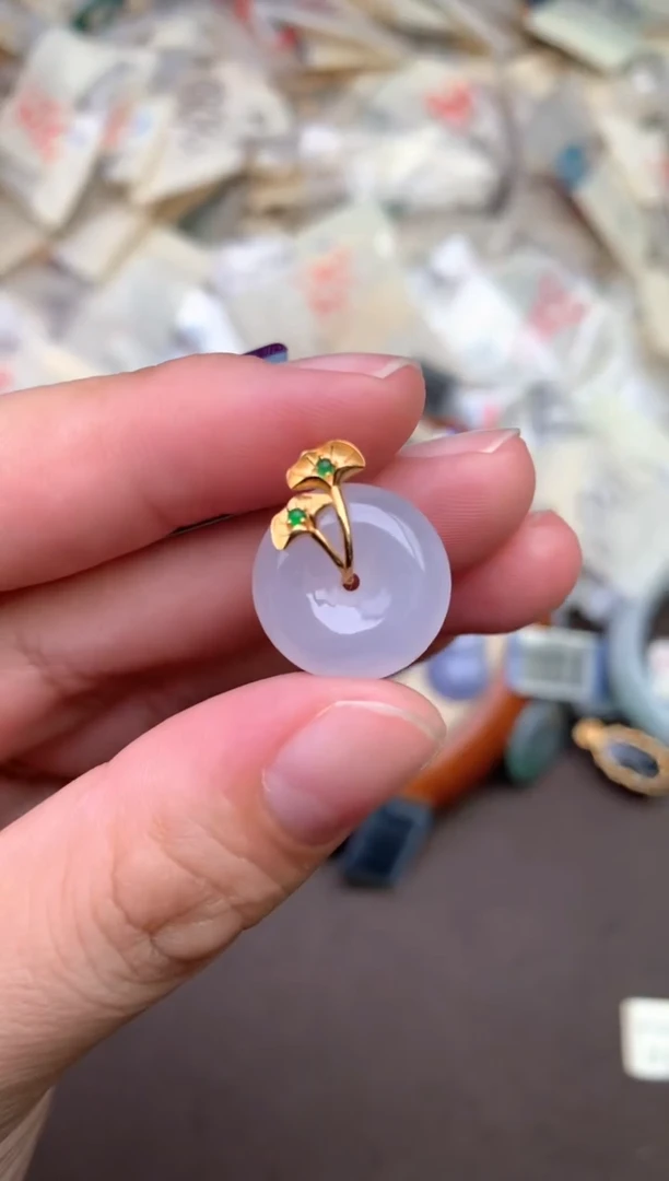 18K金镶嵌挂件翡翠 —