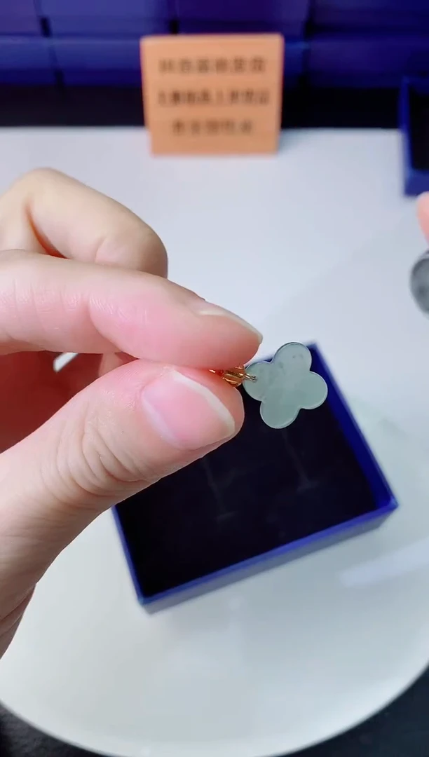 翡翠未镶嵌颈饰   `