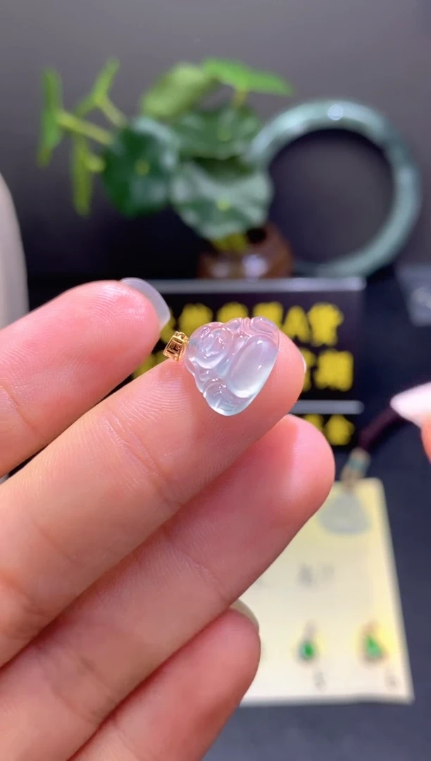 翡翠18K金镶嵌颈饰翡翠吊坠