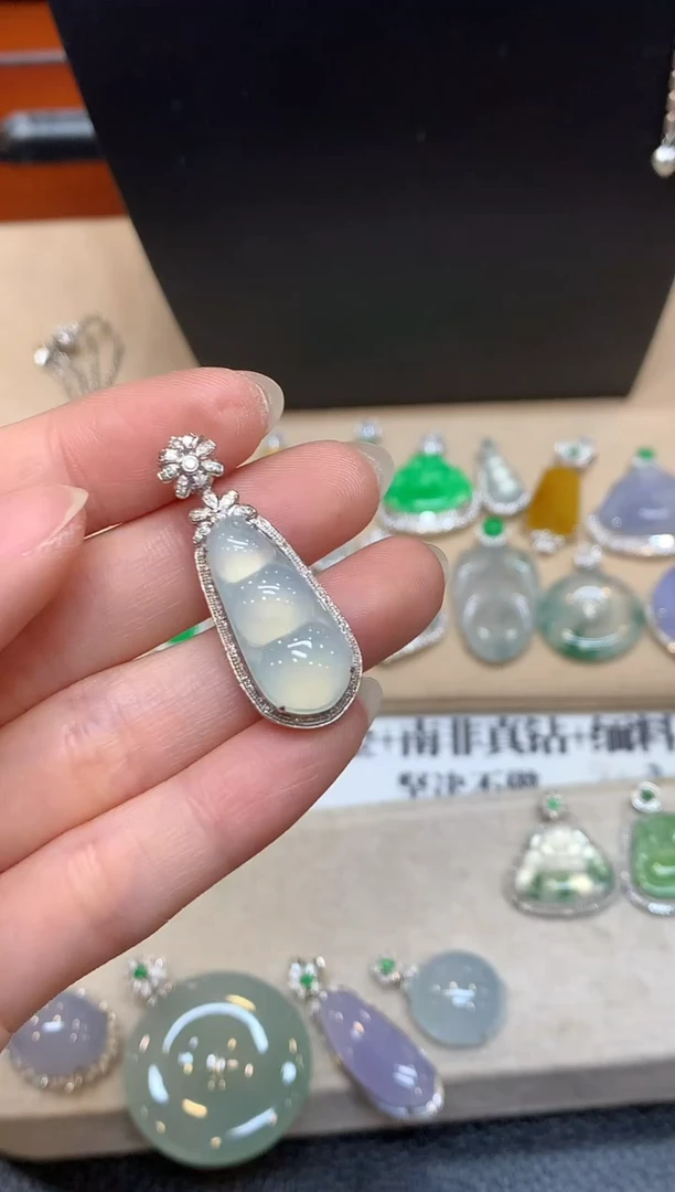 颈饰18K金镶嵌翡翠福豆【无服务费