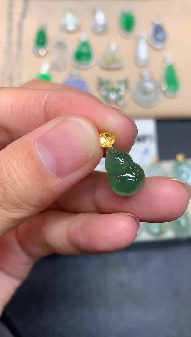 颈饰18K金镶嵌翡翠葫芦【无服务费