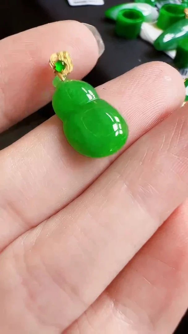 颈饰18K金镶嵌翡翠葫芦