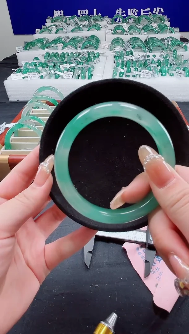 未镶嵌手镯石英质玉（非洲翠）圈口61