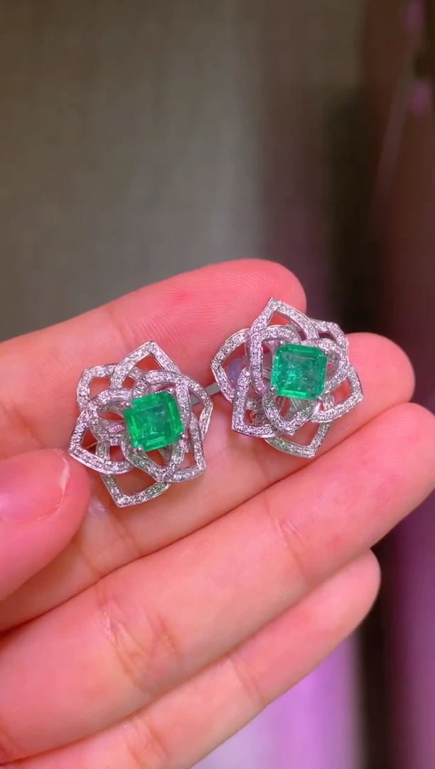 18K金镶嵌耳钉祖母绿2.0ct