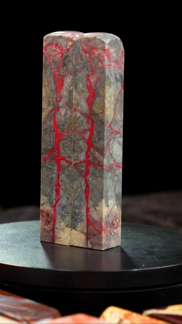 昌化石牛角鸡血石一线天