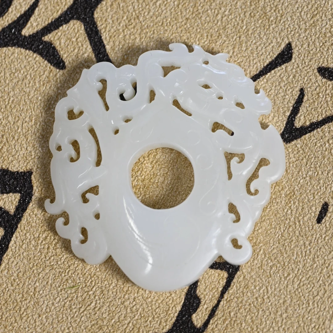 57733 和田玉 龙纹鸡心佩