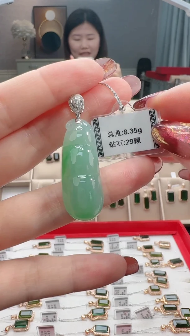 颈饰18K金镶嵌翡翠8.39