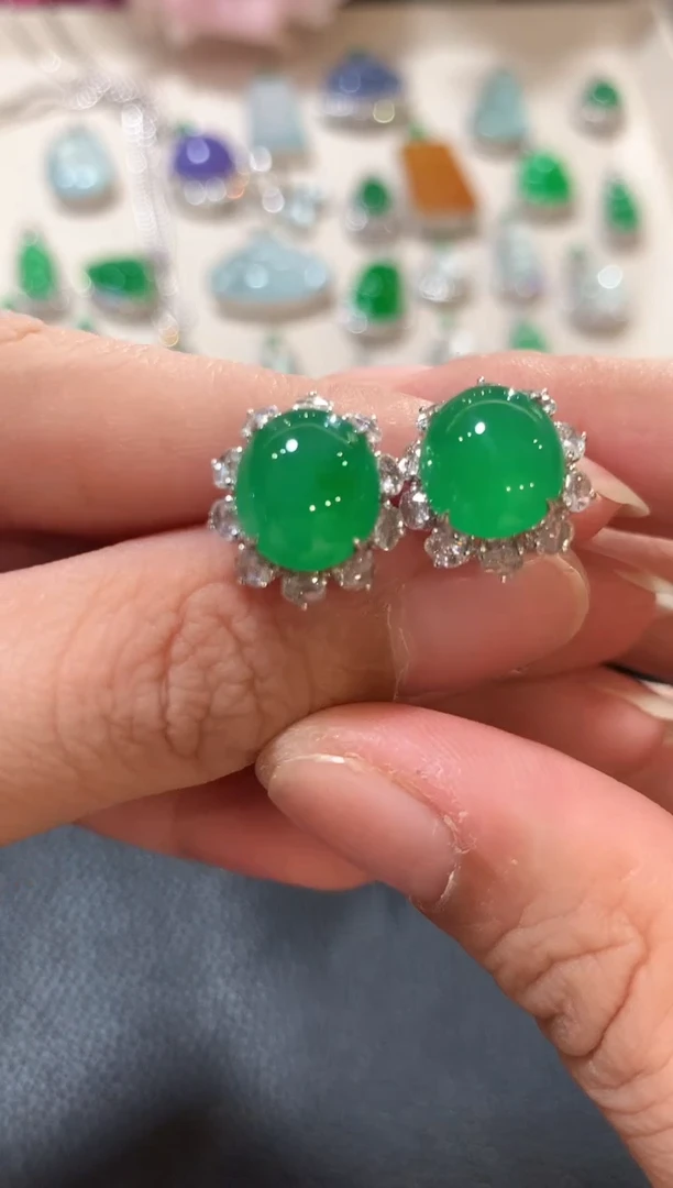 18K金镶嵌翡翠耳饰m26