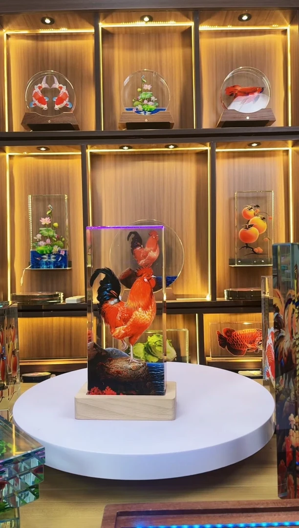 有机玻璃尺寸24*11*5红公鸡+底座