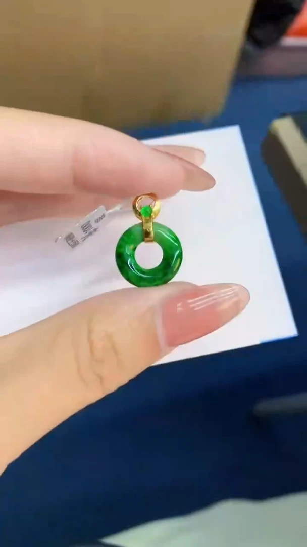 翡翠未镶嵌颈饰           1