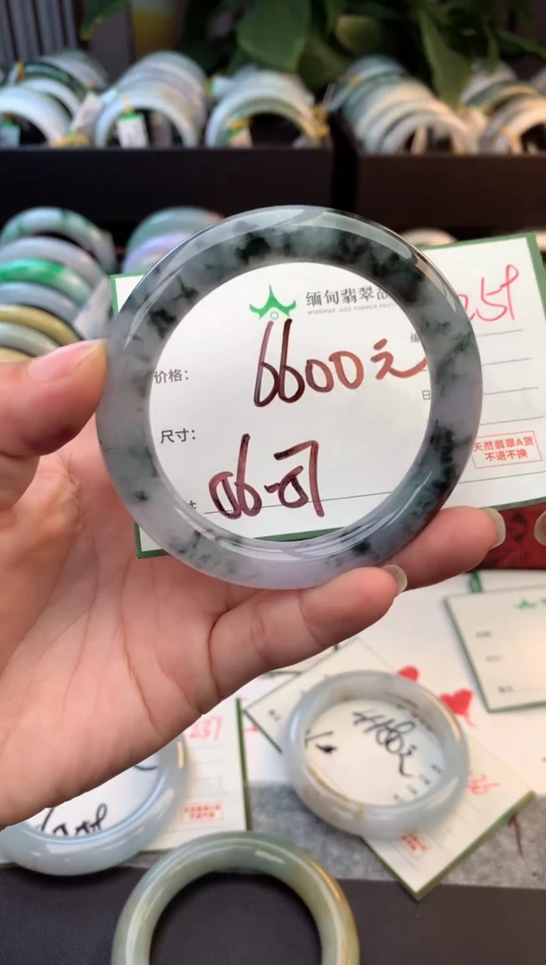 未镶嵌定制翡翠毛货需精细抛光+多人