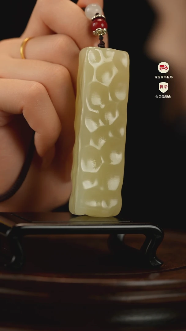 云南石竹叶青雕刻：小奶酪手把件摆件