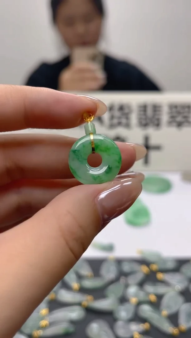 颈饰18K金镶嵌翡翠天然A货翡翠