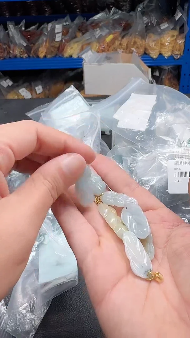 翡翠未镶嵌颈饰019