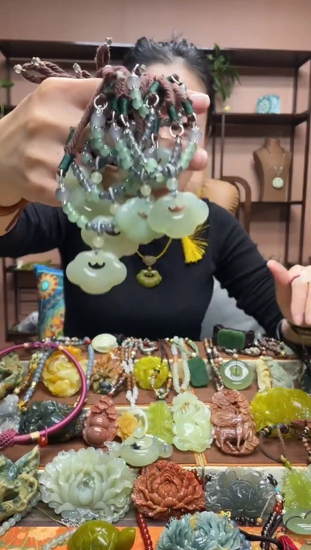 未镶嵌岫玉吊坠多样性发货发其中之一