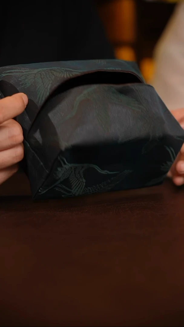 69-5香云纱黑色云鹤纸巾盒（遇春秋）