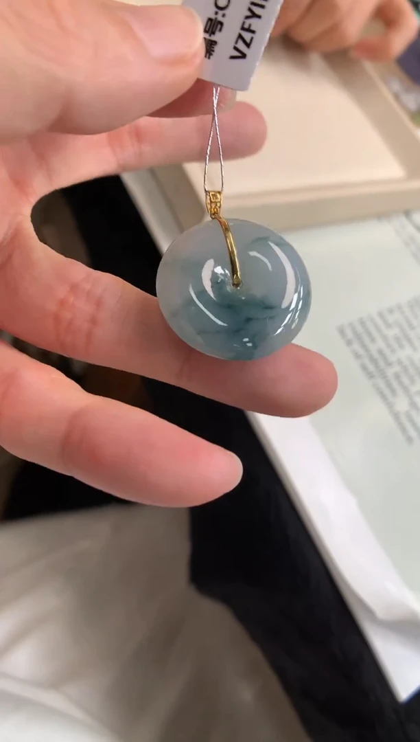 翡翠18K金镶嵌颈饰平安扣