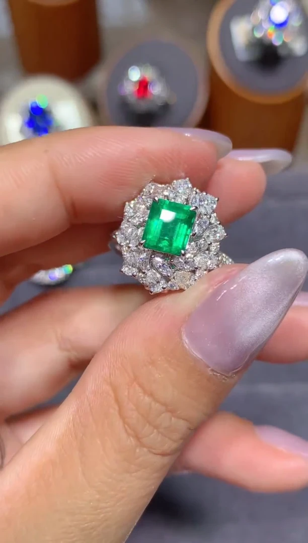 祖母绿戒指18K金镶嵌1.15CT