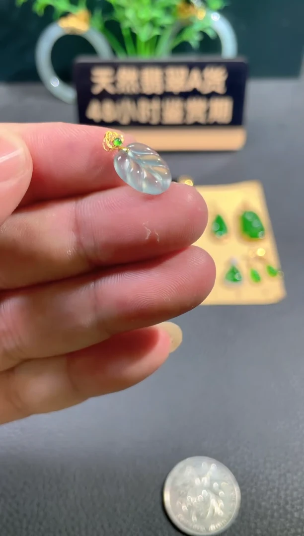 翡翠18K金镶嵌颈饰翡翠