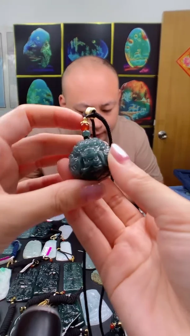 翡翠未镶嵌颈饰多样性发其一