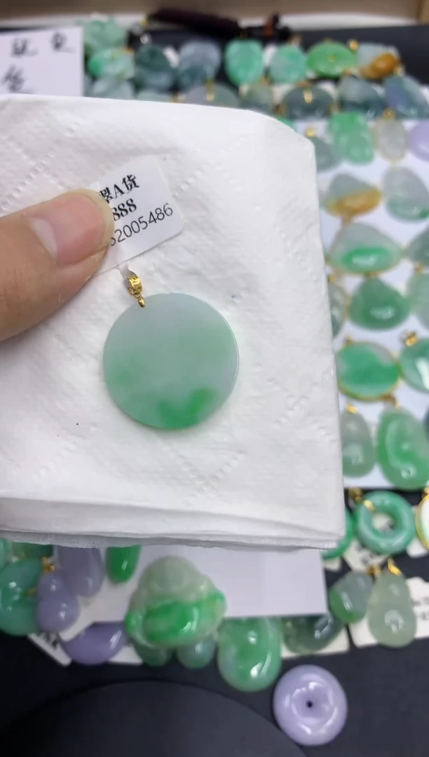 翡翠18K金镶嵌颈饰翡翠